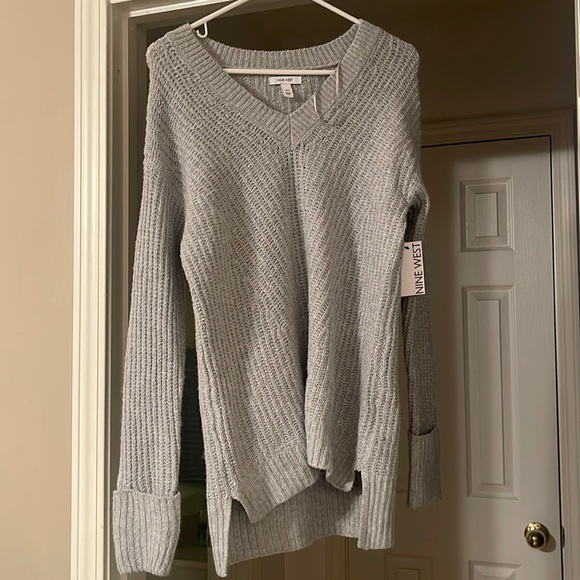 GAP Women's Ribbed V-Neck Sweater With Volume Sleeves - Easy-Care Everyday Essential - View #8